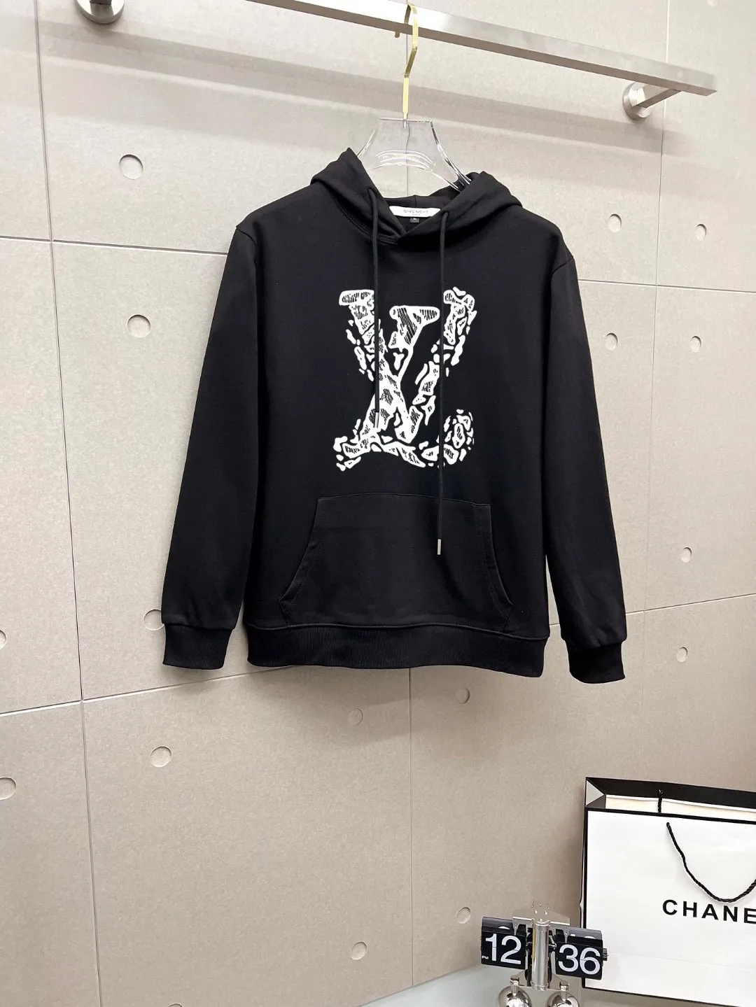 🅿️240 brand [LV Louis Vuitton] (good news for fat people) 2025ss autumn latest long-sleeved round-neck sweatshirt, on sale simultaneously on the official website. Refreshing and breathable. Made of top Tencel Roman. Comfortable and soft. 3D three-dimensional clarity. Super fashion sense. Great for gifting and keeping for yourself. Size: M-5XL (can wear up to 220 pounds)